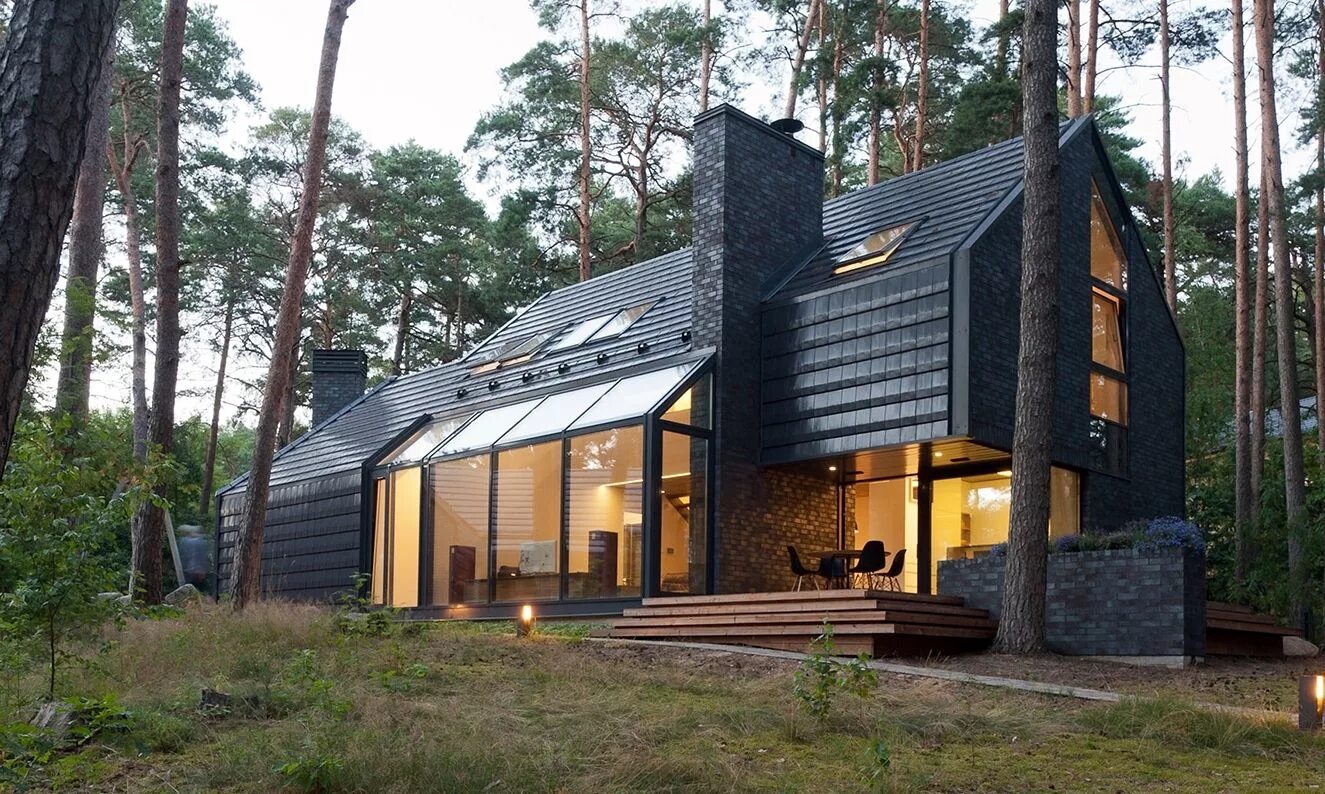 Modern village. Дом в лесу. Коттедж в лесу. Черный дом в лесу. Лесные домики.
