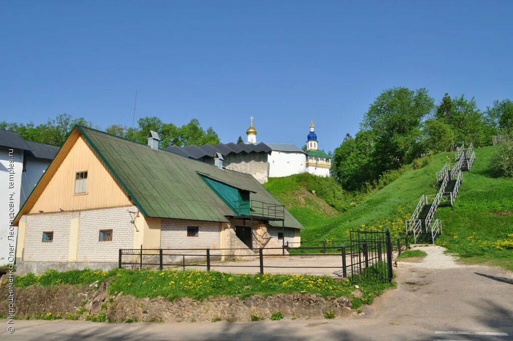 Печоры псковская область отзывы. Печоры Псковской области. Псково-Печерский монастырь. Псковская область Печорский город Печоры город Печоры. Псково-Печерский монастырь коровник.