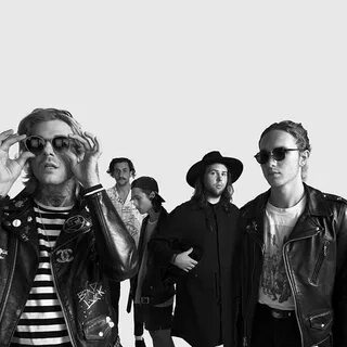 The neighbourhood текст и перевод