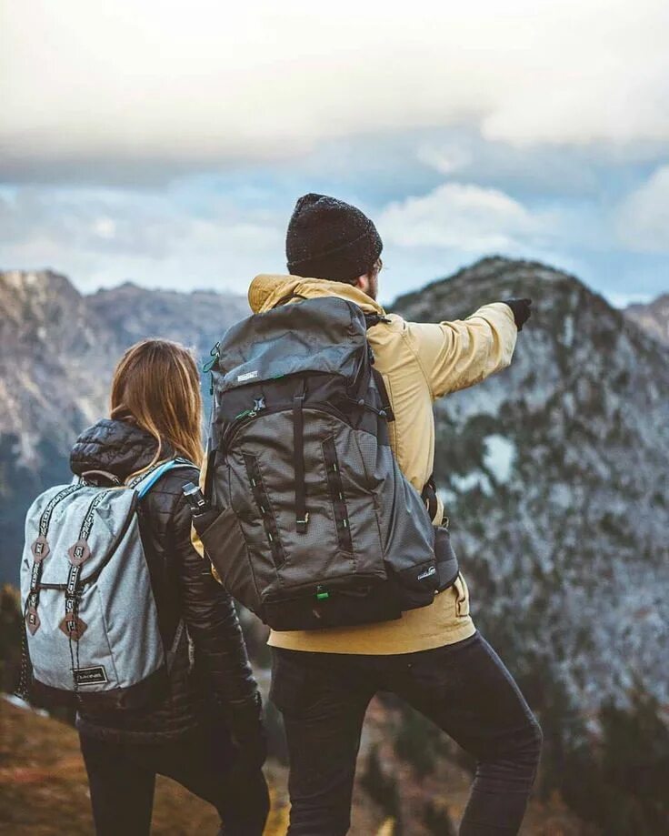 Adventures couples. Пара в горах. Влюбленная пара в горах. Поход в горы. Путешественник в горах.