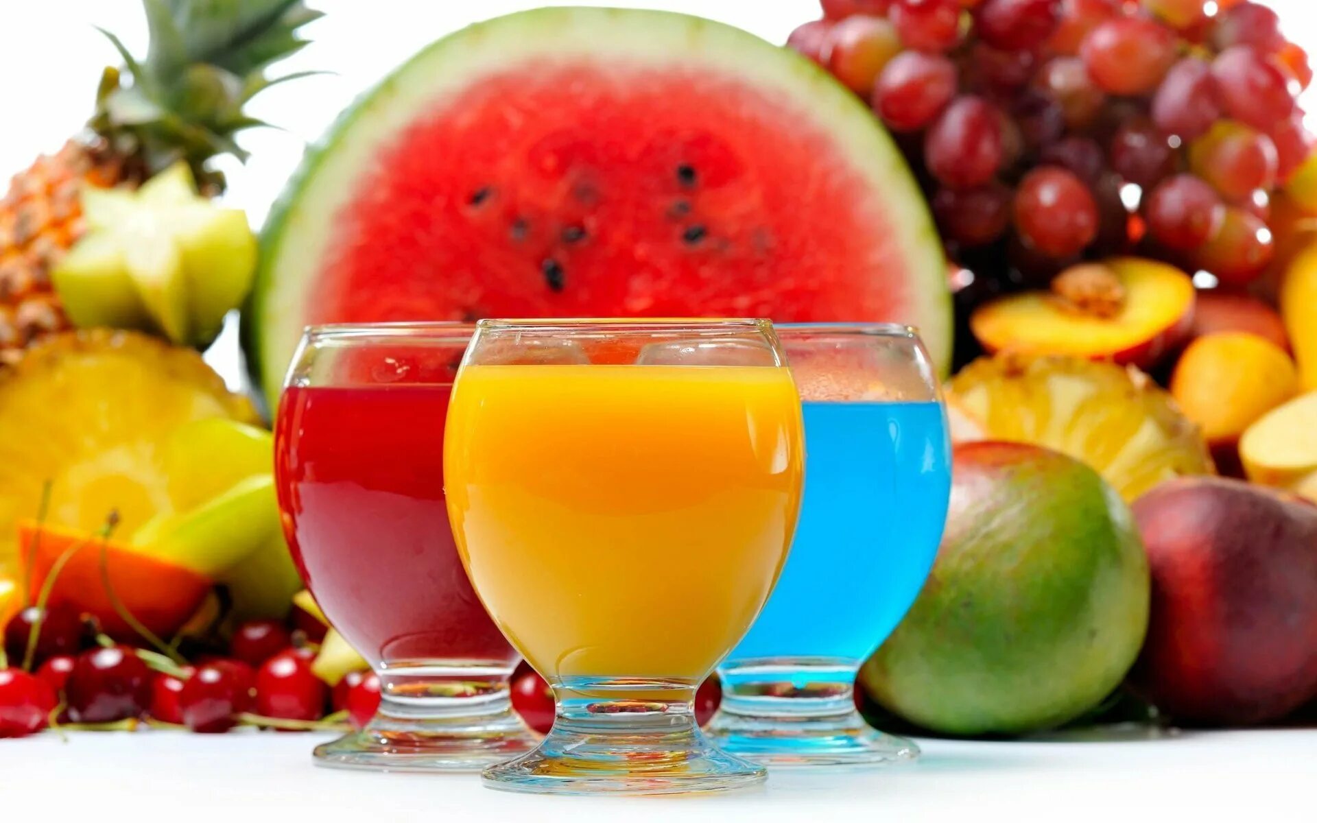 Фрукты утром можно. Яркие фрукты. Сочные фрукты. Фруктовые и ягодные соки. Летние фрукты.