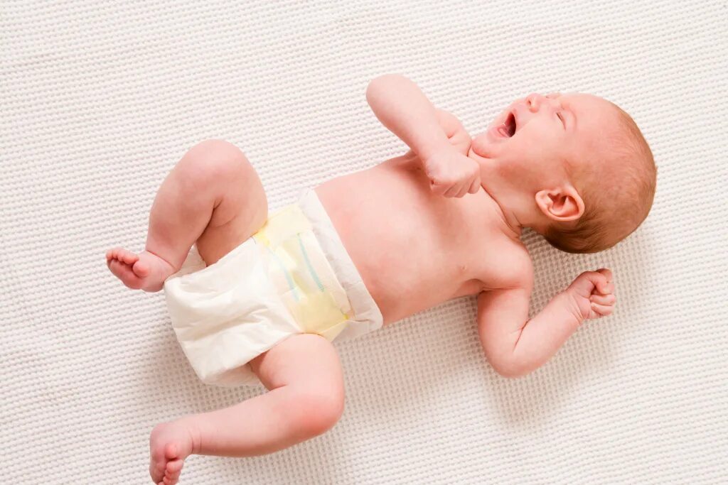 Колики в 3 месяца. Рефлекс Моро у новорожденных. Рефлекс вздрагивания у новорожденных. Рефлекс Моро у грудных детей. Движения новорожденного.