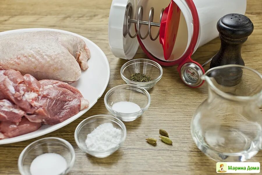 ветчина из ветчинницы. рефтинская ветчина куриная. ветчина куриная. рецепт ветчины из свинины и курицы. домашняя ветчина в ветчиннице.