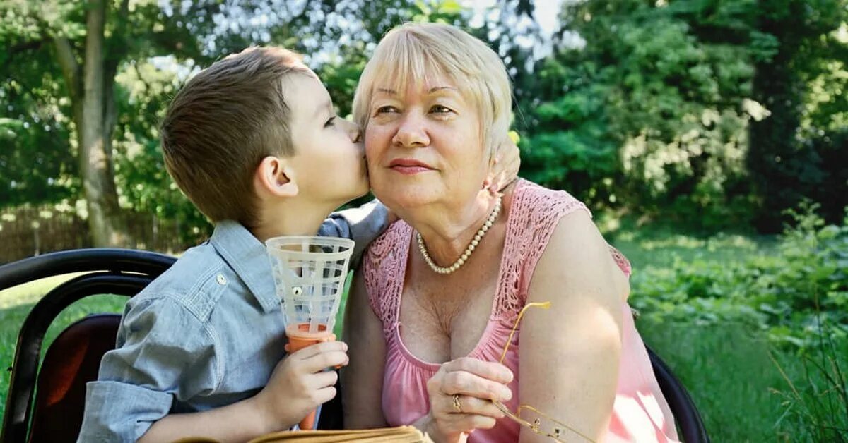 Девушка лижет бабушкам. Бабушка и внук. Бабушка и внучка. Мальчик с бабушкой. Старая бабушка с внуками.