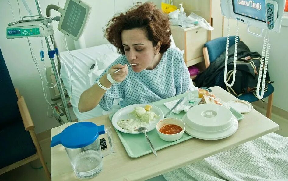 Съесть страдать. Питание больных. Питание в больнице. Питание в стационаре. Прием пищи в больнице.