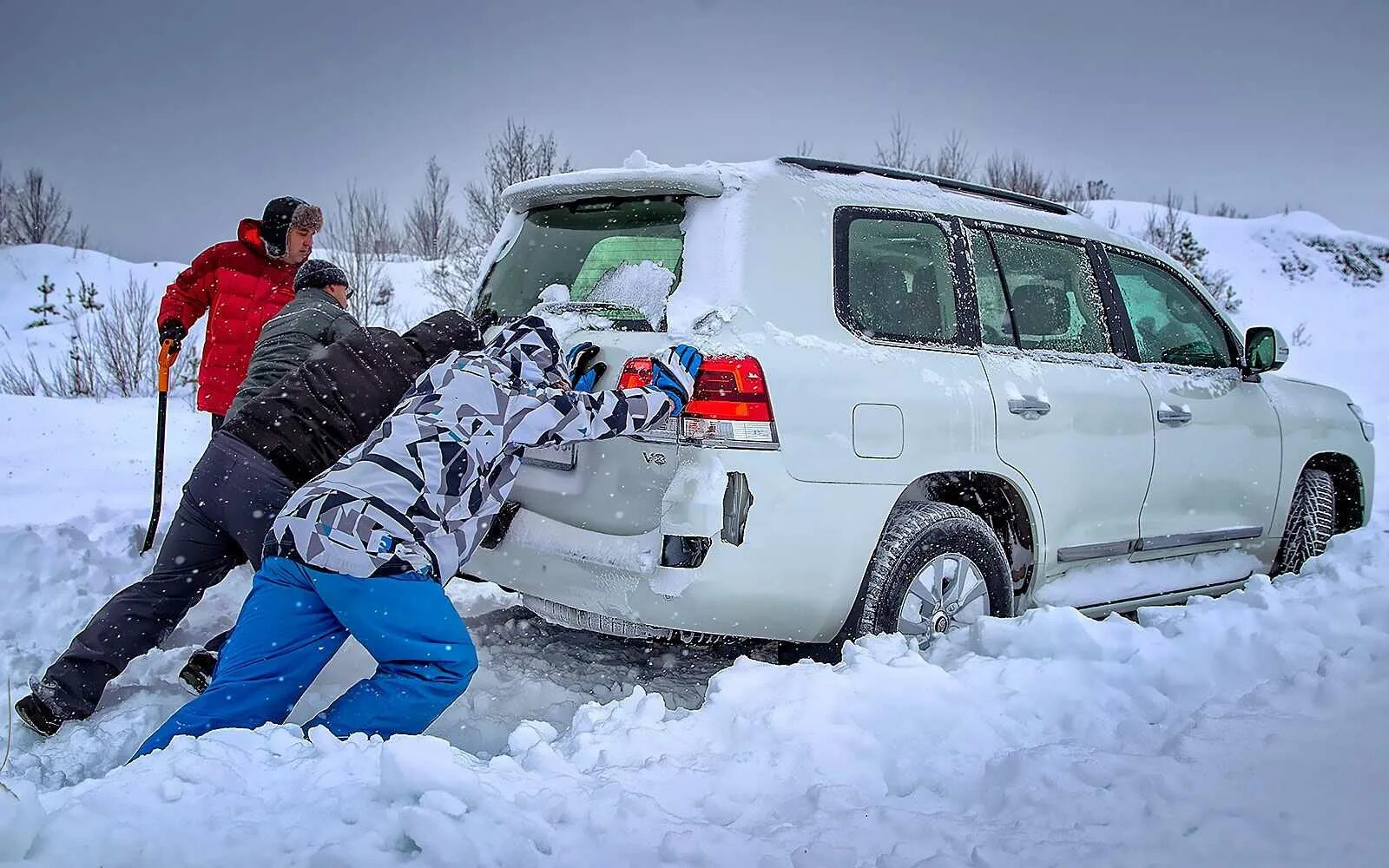 Застревают в сугробах. Машина застряла в снегу. Автомобиль забуксовал в снегу. Машина в сугробе. Толкают машину зимой.