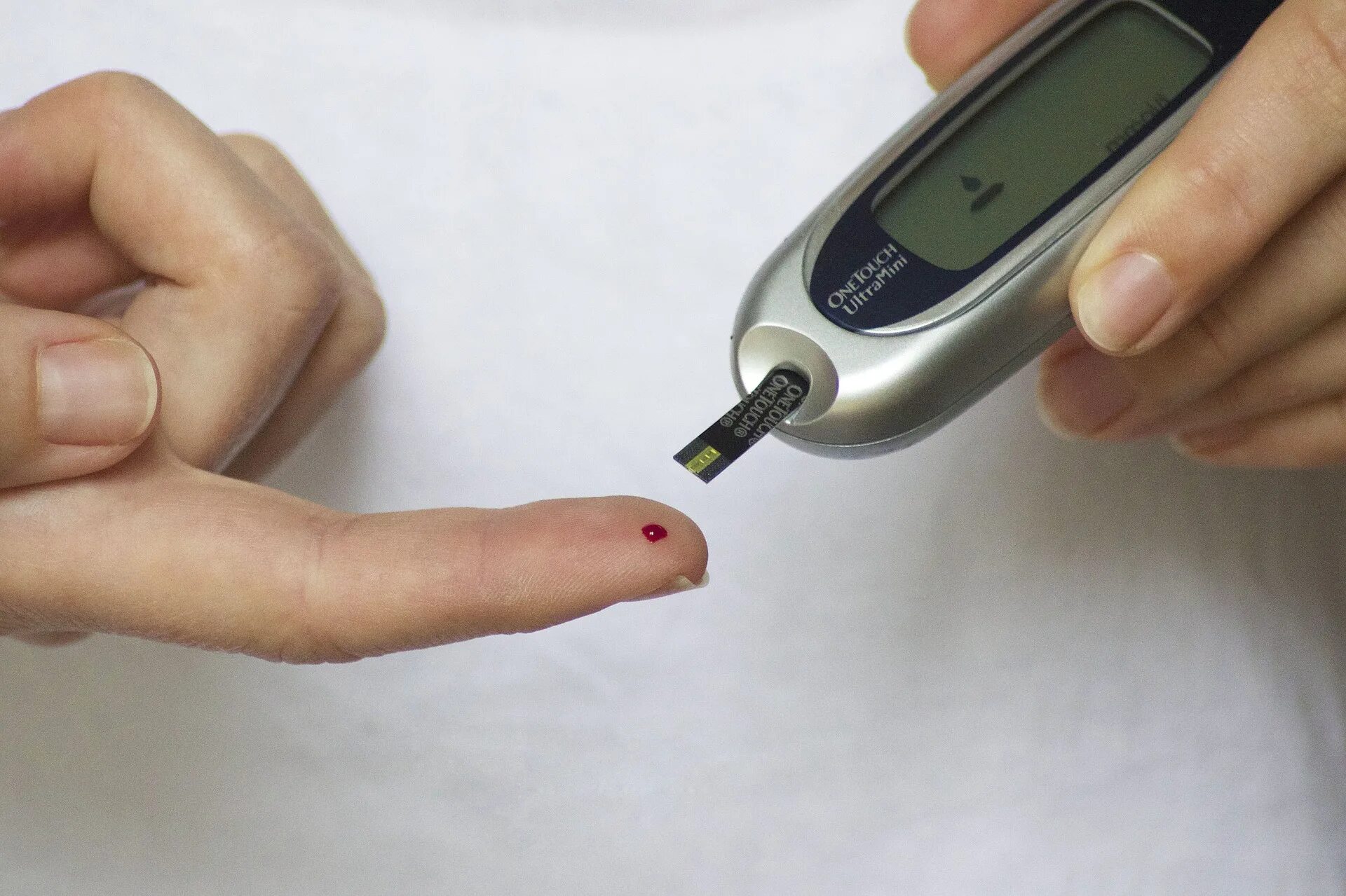 Сахарный диабет тест мочи. Глюкометр. Глюкометр диабет. Кровь из пальца глюкометр. Глюкометр на палец.