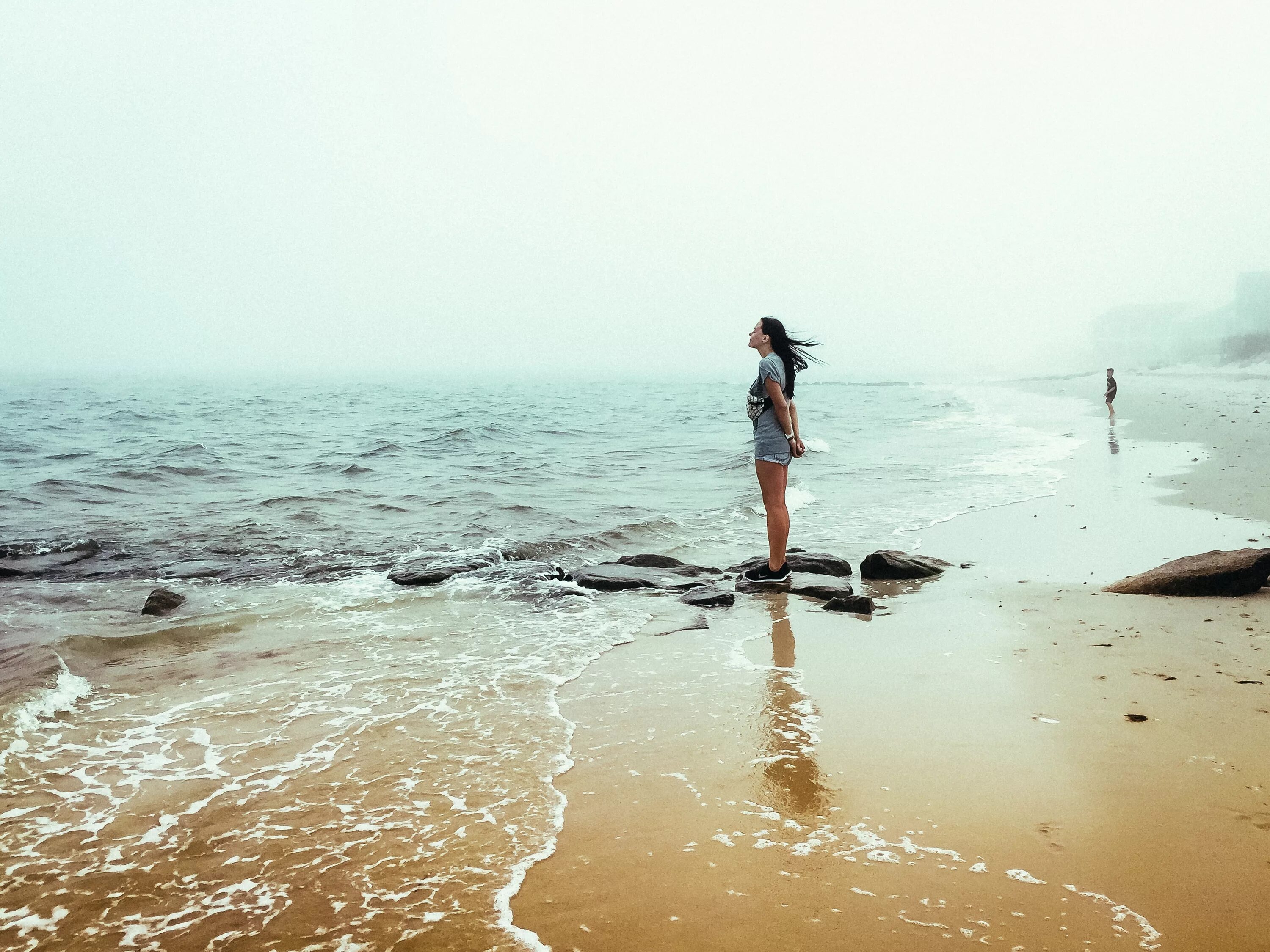 Грустью море не вычерпаешь. Фотосессия на берегу моря. Люди на море. Девушка на берегу моря атмосферные. Утро на берегу моря.