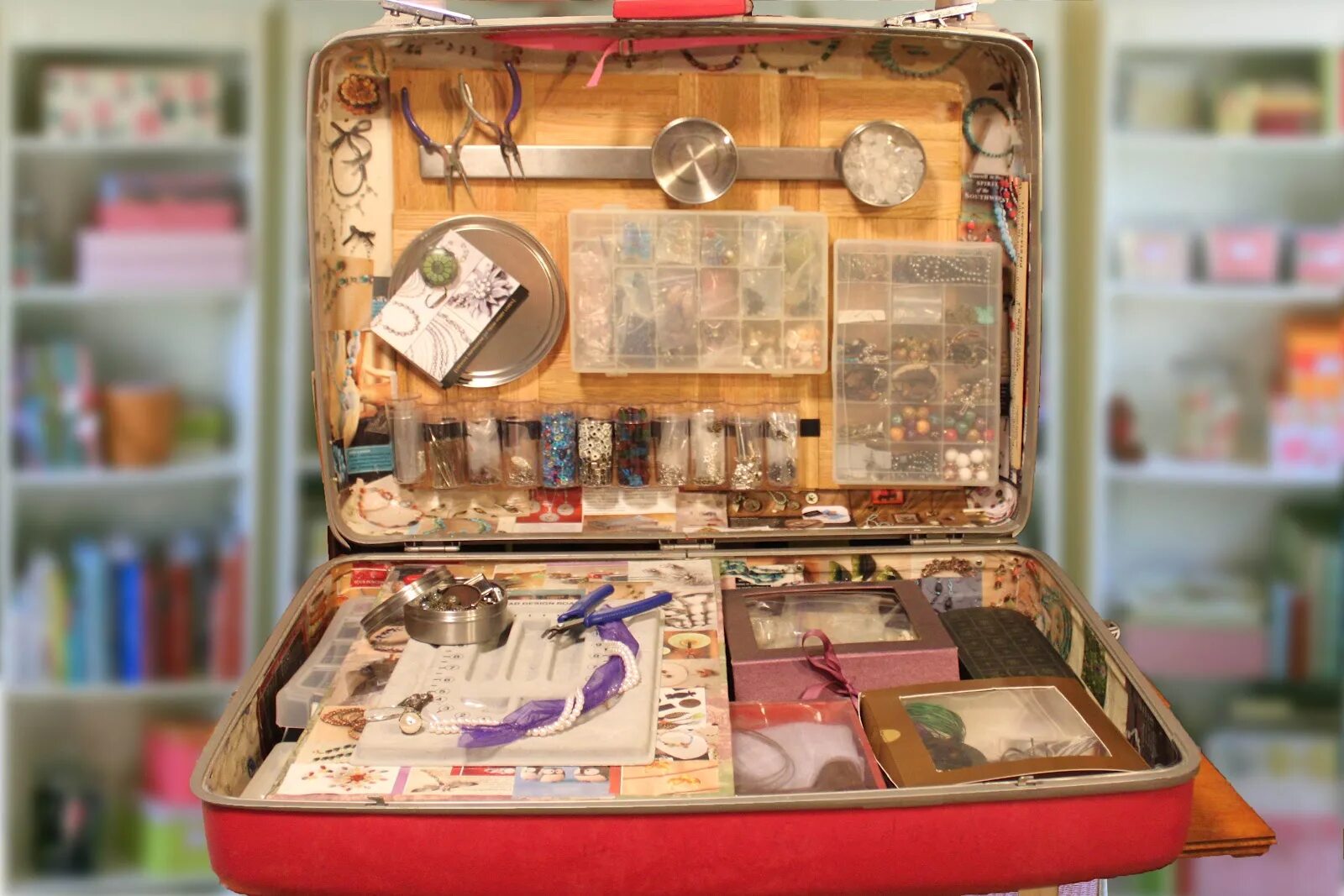 набор сервировочный в чемодане. походный чемоданчик рукодельницы сканворд. походный чемоданчик рукодельницы сканворд. рыбацкий чемодан. чемоданчик для рукоделия в технике пицца.