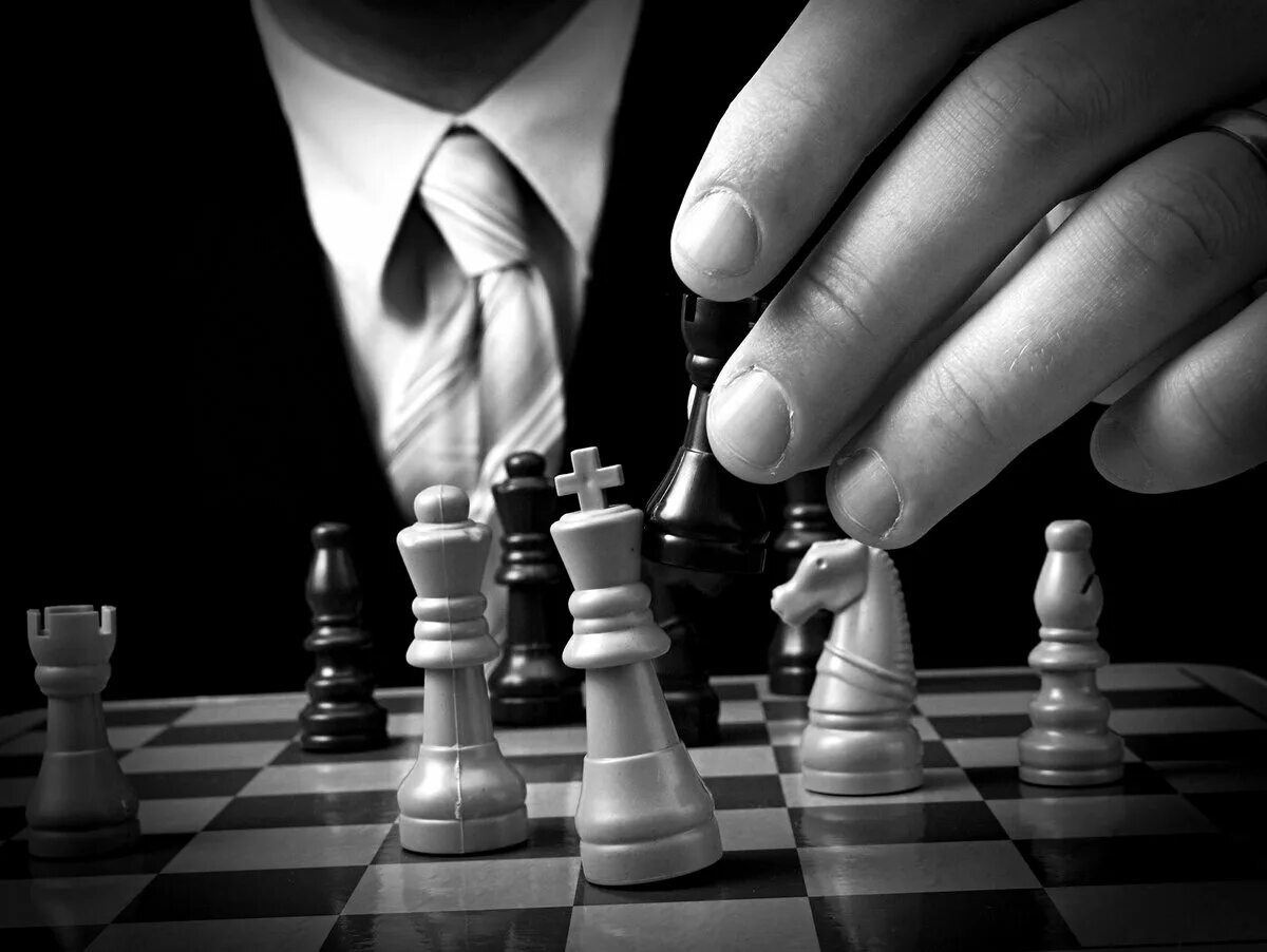 Шахматные фигуры фон. Играть в шахматы. Люди на шахматной доске. Шахматы играю черными. Шахматы черно белые.