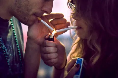 парень с девушкой курят марихуану
