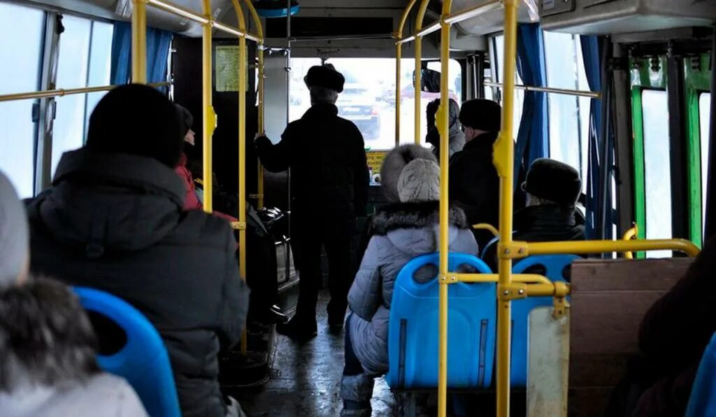 Правом бесплатного проезда на общественном. Льготники в автобусе. автобус льготы. пенсионеры в общественном транспорте. пенсионеры в автобусе.