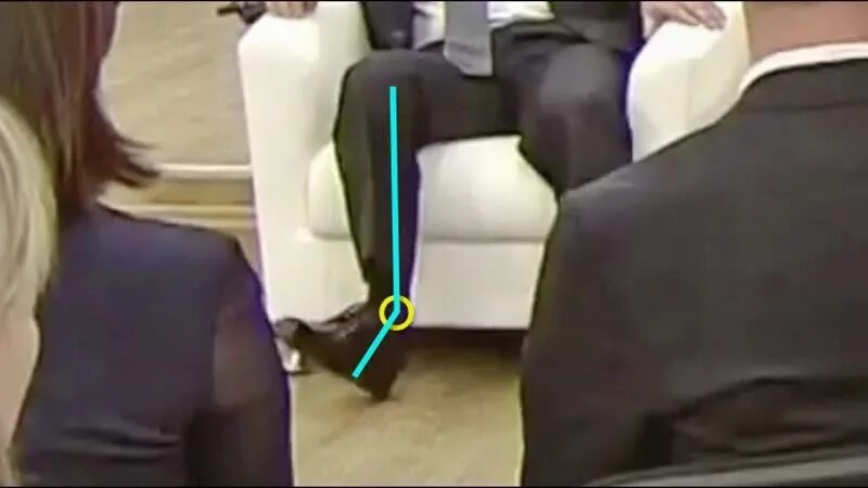 Почему дрыгают ногой. Ботинки Путина пынеходы. Каблуки Путина. Ноги Путина.