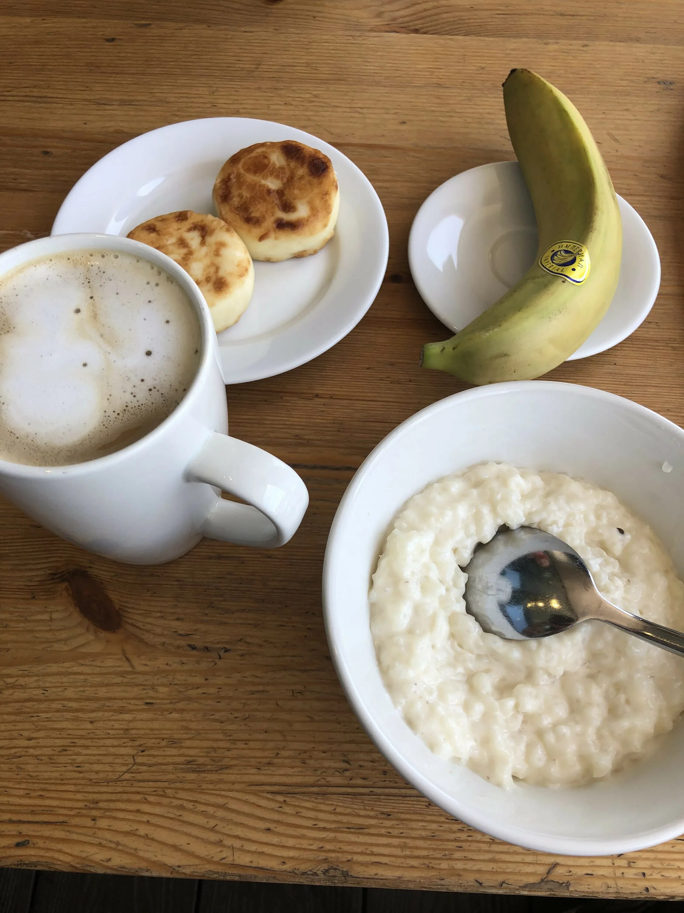 Завтрак в simple Coffee. Кофе с молоком завтрак. Завтраки в Екатеринбурге. Сырники Симпл кофе.