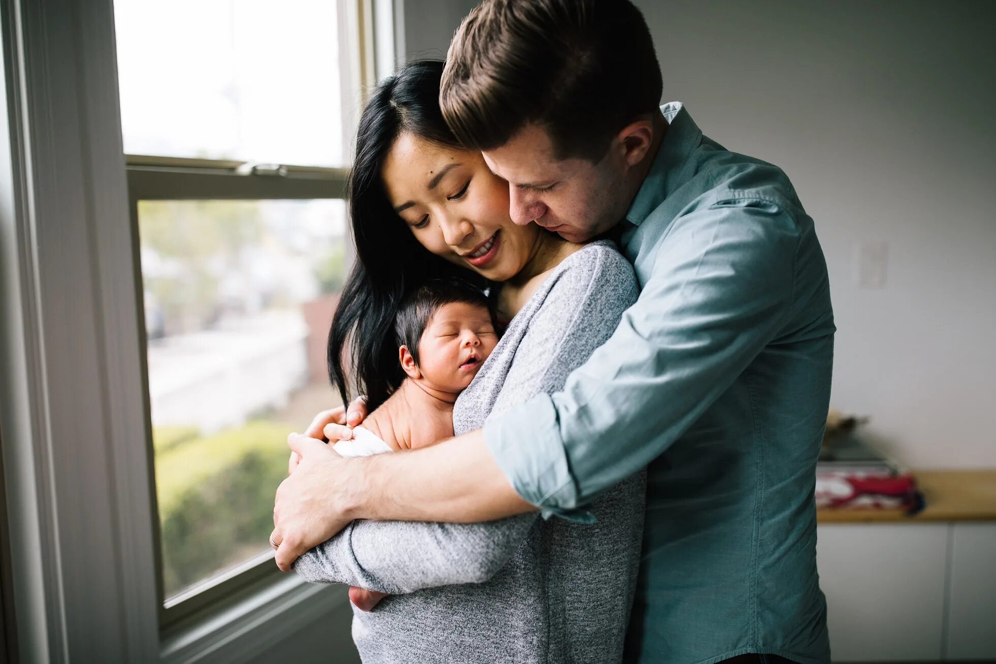 Внимание к ребенку азиаты. Блоггеры азиаты муж с женой обзор без слов готовую еду. Ругают азиаты. Asian husband. Муж белый жена азиатка.