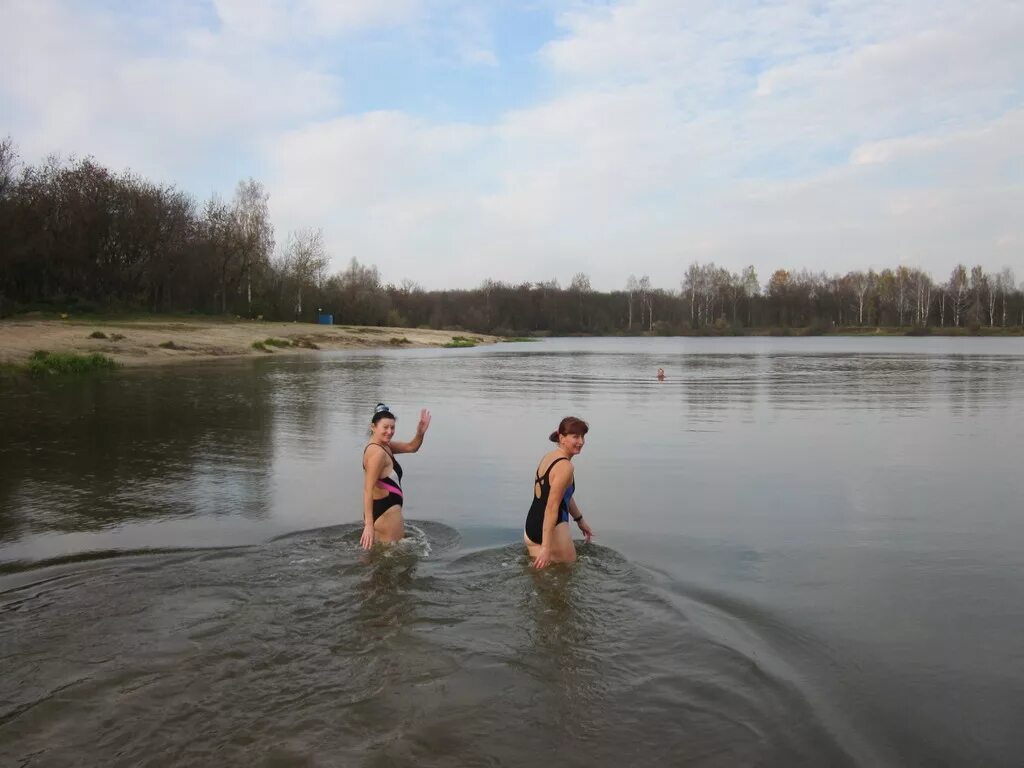 Купалась белье. Девочки купаются в озере. Купание на речке. Отдыхаем на речке. Купаемся на речке.