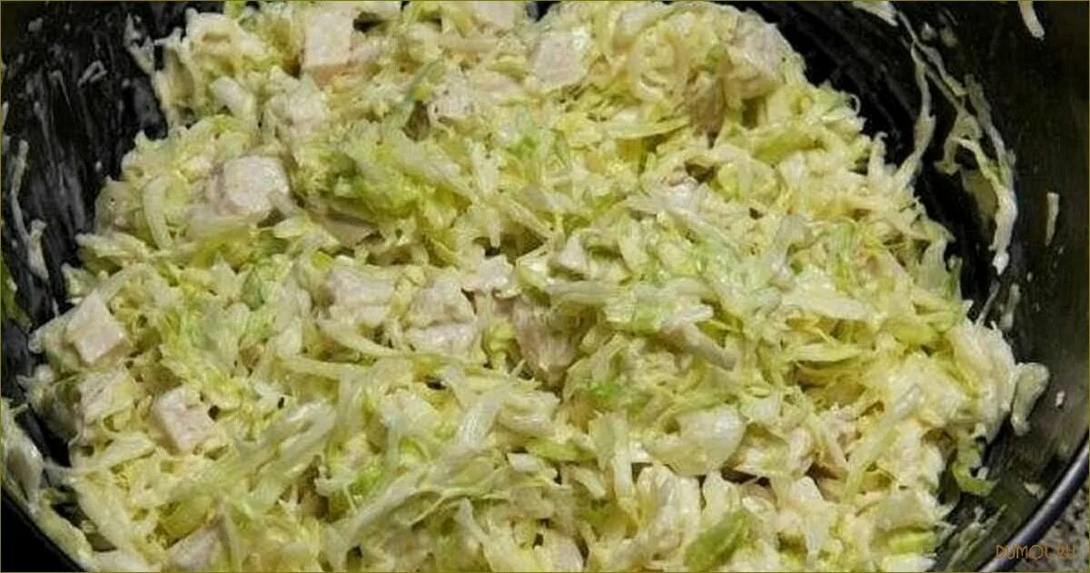 Салат с пекинской капустой и куриной грудкой. Салат из куриной грудки и пекинской капусты. Салат с пекинской капустой и куриной грудкой и огурцом и яйцом. Салат капуста и куриная грудка.