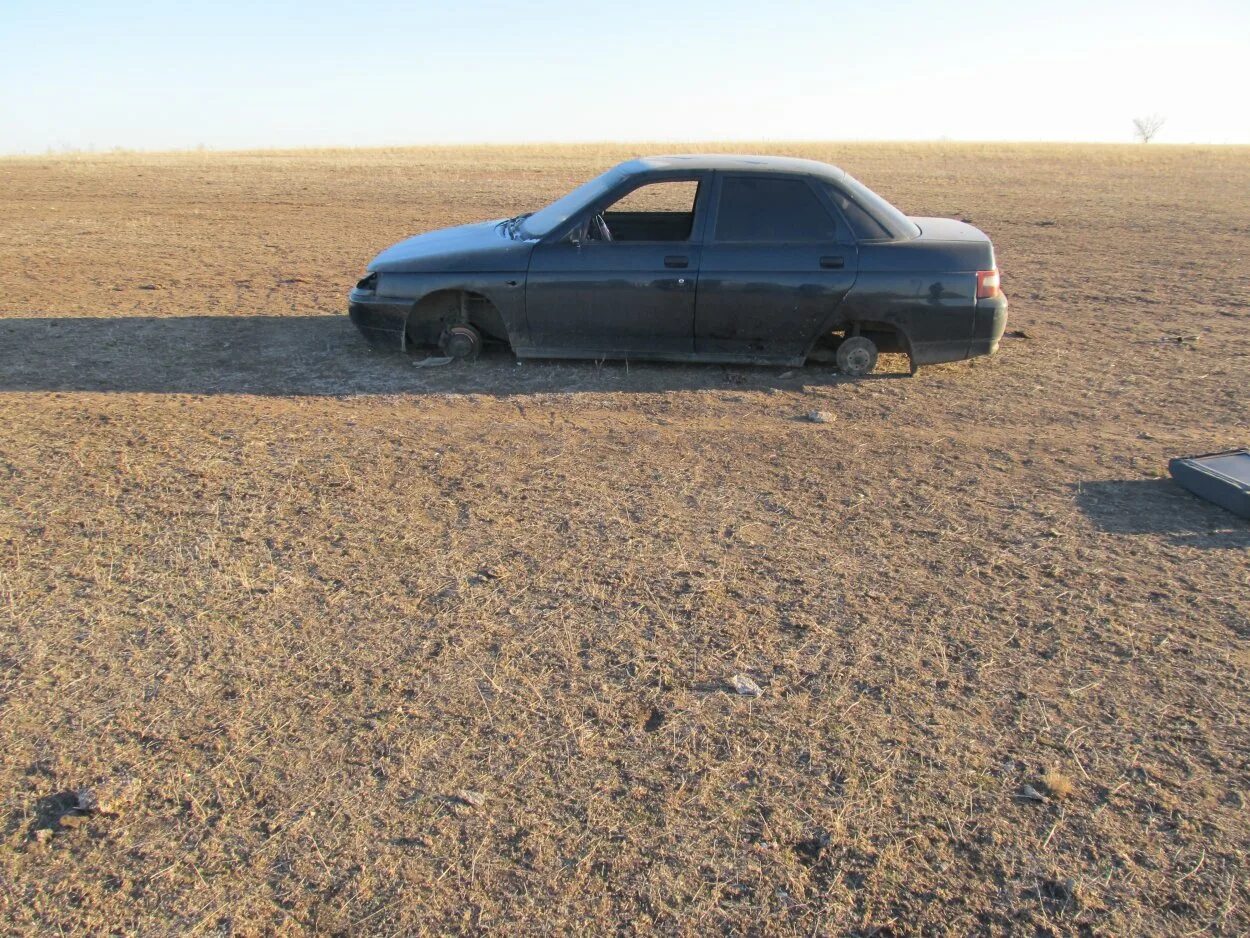 заброшенные поля и полуразрушенные хутора в латвии. хальмер-ю. заброшенные машины. штат канзас сельская местность. брошенные в степи.