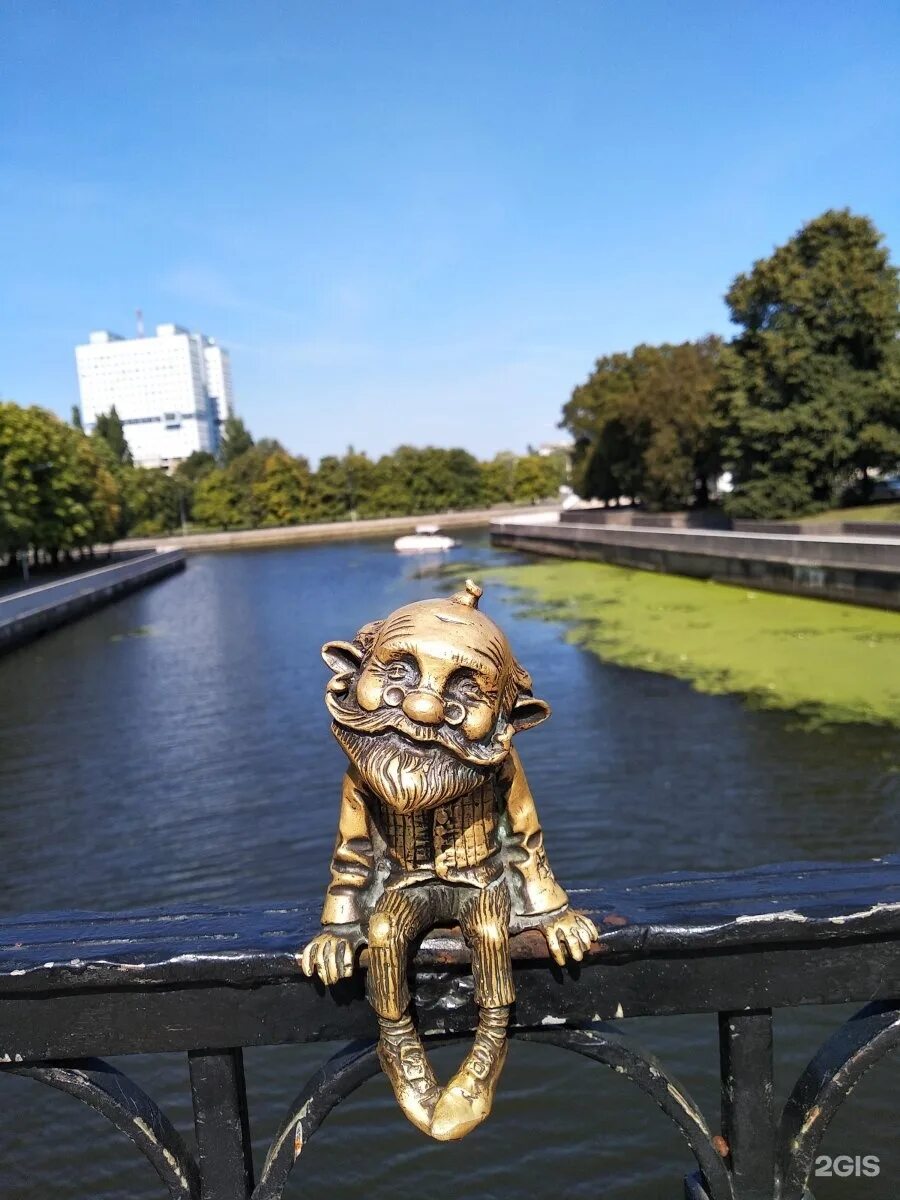 Хомлин на медовом мосту калининград. Дедушка хомлин калининград. Хомлин на медовом мосту калининград. Скульптура дедушка хомлин. Дедушка хомлин калининград.