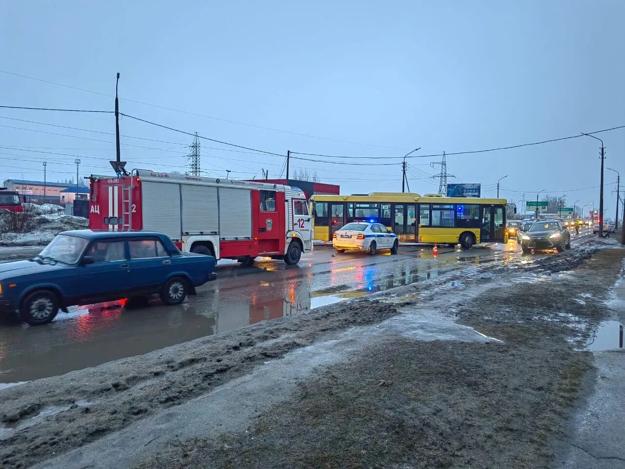 Машина на дороге. Автобус и автомобиль. Тачки на дороге. Купить легковую в череповце