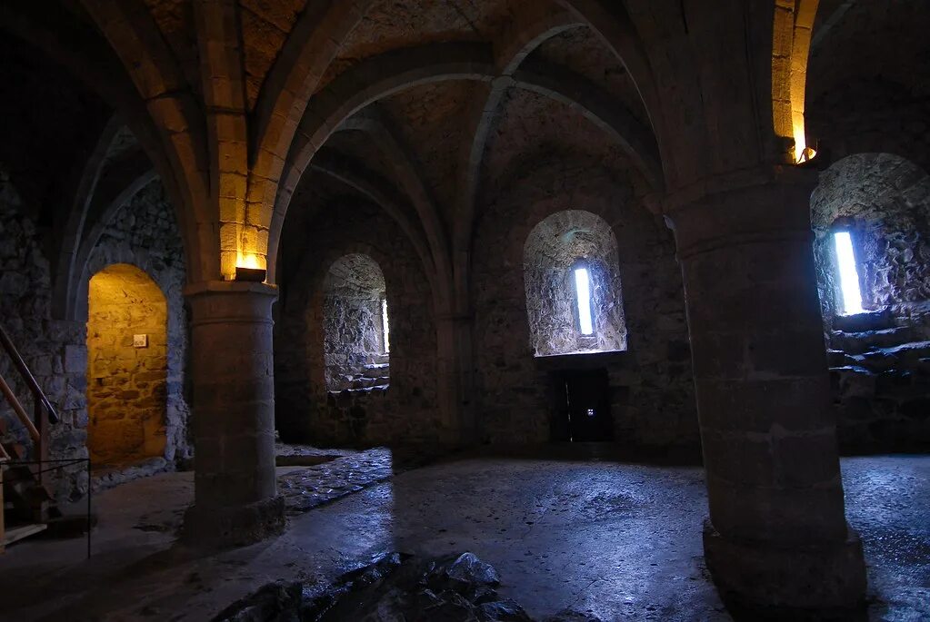 Шильонский замок рыцарский зал. Свет в средние века. Каркассон франция. Освещение в средневековье. Шильонский замок рыцарский зал.