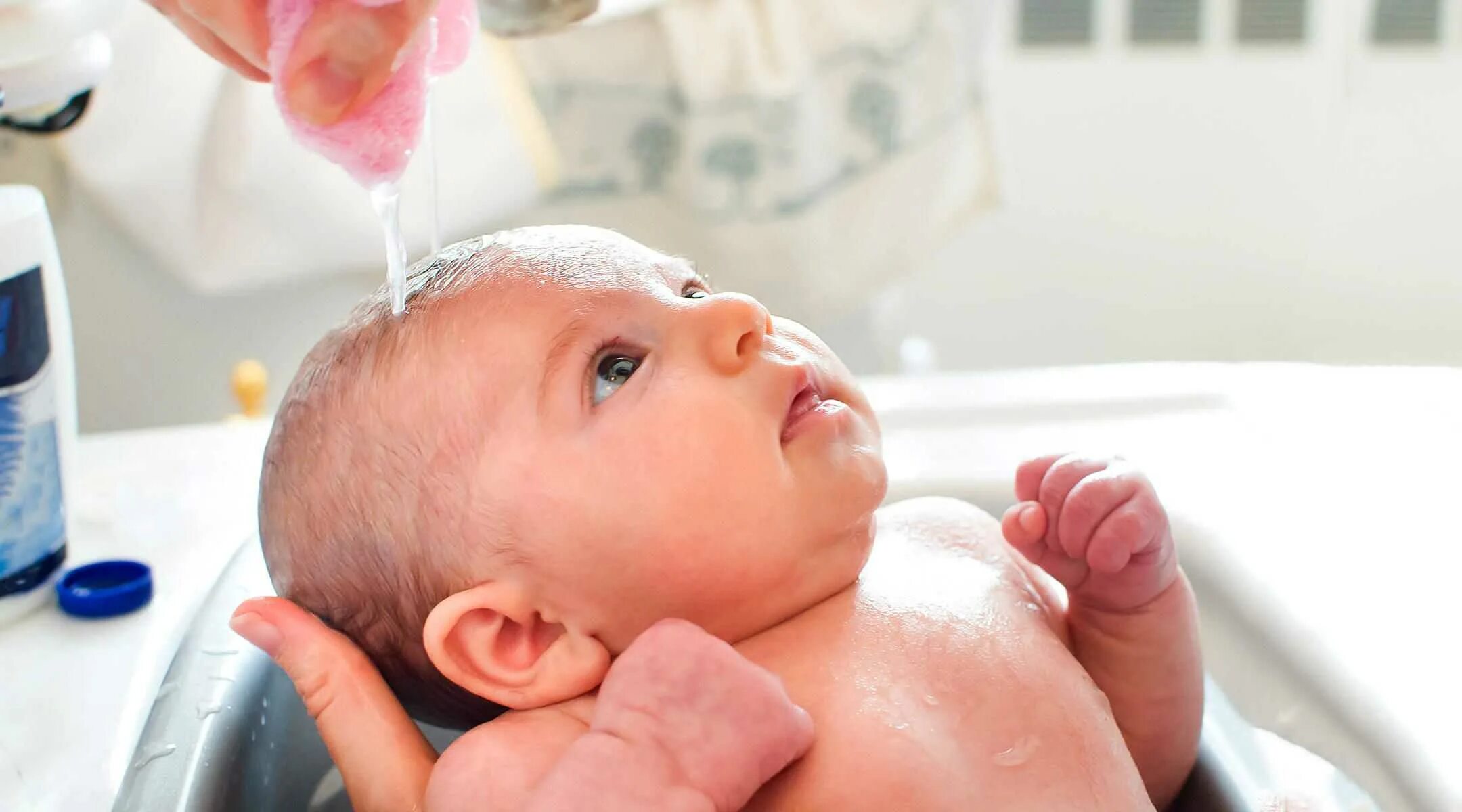 Мытье головы ребенка. Гигиена новорожденных. Гигиена грудного ребенка. Умывание лица новорожденного. Умывание грудного ребенка.