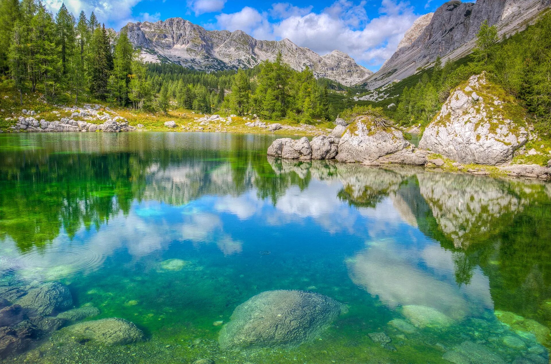 Картинка на обои высокого качества. Озеро Триглав. Голубое озеро Альпы. Национальный парк Триглав. Озеро Дарашколь.