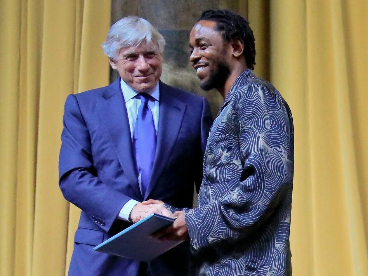 New prize. Пулитцеровская премия Кендрик Ламар. Kendrick Lamar Пулитцеровская премия. Вручение Пулитцеровской премии. Пулитцеровская премия 2018 фото.