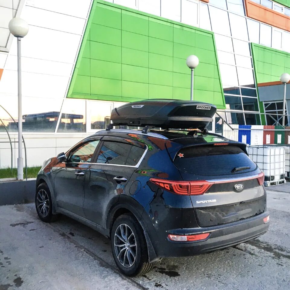 Купить крышу спортейдж. Автобокс на Kia Sportage 4. Багажник Спортейдж 4. Thule Dynamic 800 Kia Sportage. Broomer автобокс Kia Sportage.