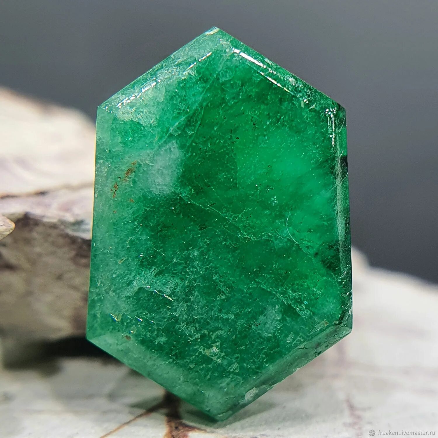 Emerald in raw