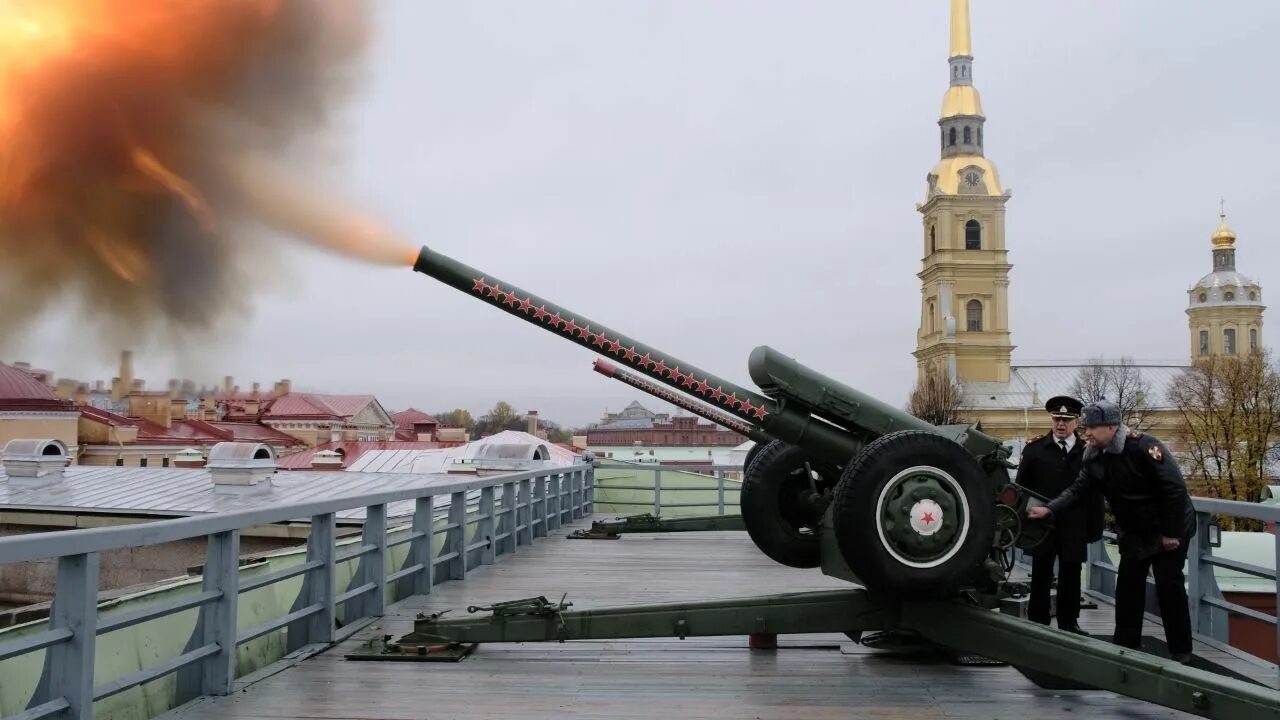 Откуда раздается пушечный выстрел в санкт. Полуденный выстрел с петропавловской крепости. полуденные пушки петропавловской крепости. выстрел из пушки на петропавловской крепости. пушка на нарышкином бастионе.