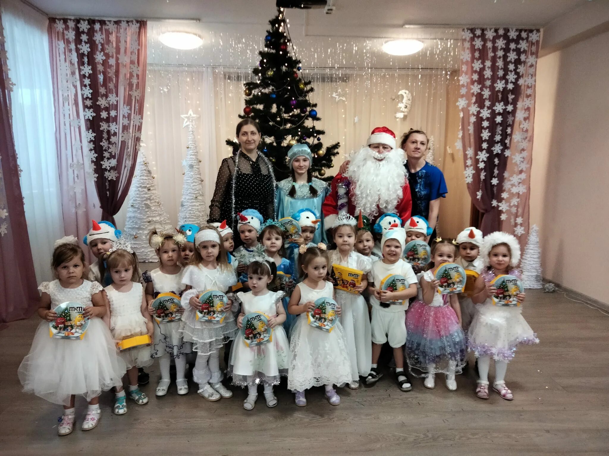 утренник новый год 2 младшая. новогодний утренник в детском саду младшая группа. новогодний утренник 1 младшая группа. утренник в детском саду на новый год младшая группа. утренник новый год 2 младшая.