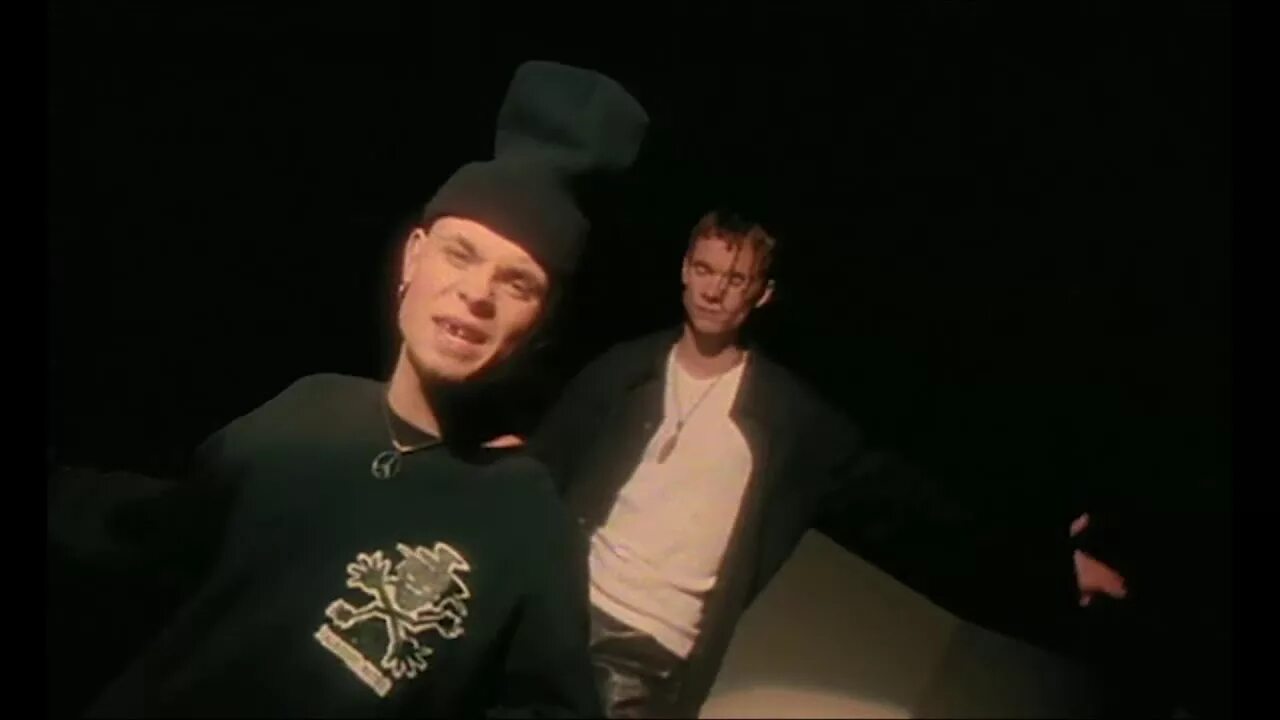 Группа East 17. Тони Мортимер East 17 в шапке. В шапках группа East 17. East 17 шапка. 17 it s alright