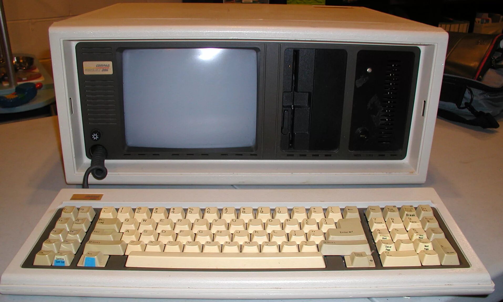 Что делал первый компьютер. Compaq Portable 286. Compaq 1520. Первый компьютер. Самый первый компьютер.