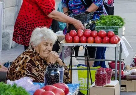 На рынке старуха старика продавала