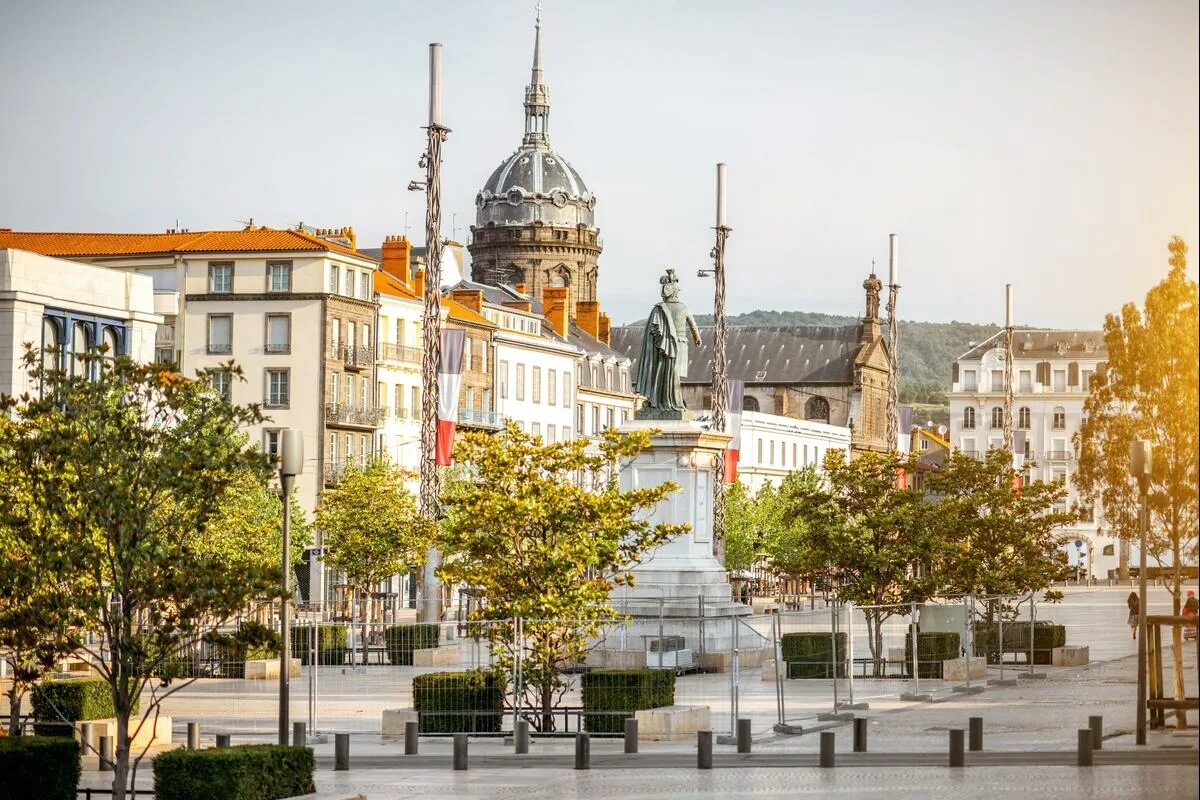 Клермон ферран франция. Clermont-ferrand франция. клермон-ферран достопримечательности. город клермон ферран во франции фото.