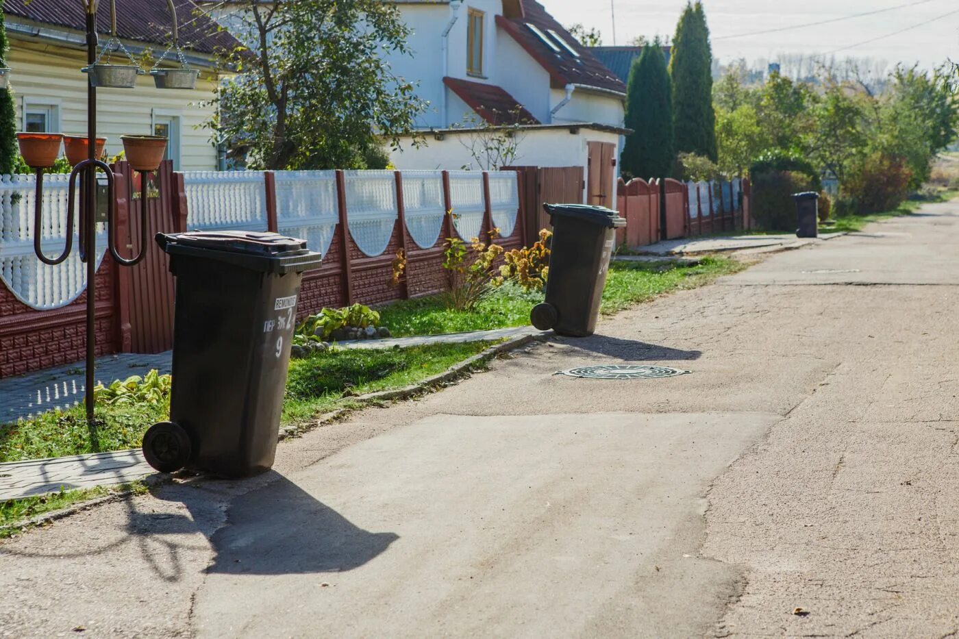 Мусорные контейнеры в частном секторе. Мусорные контейнеры в селе. Контейнерные площадки в частном секторе с мусором. Контейнерная площадка в частном секторе. Мусорная площадка.