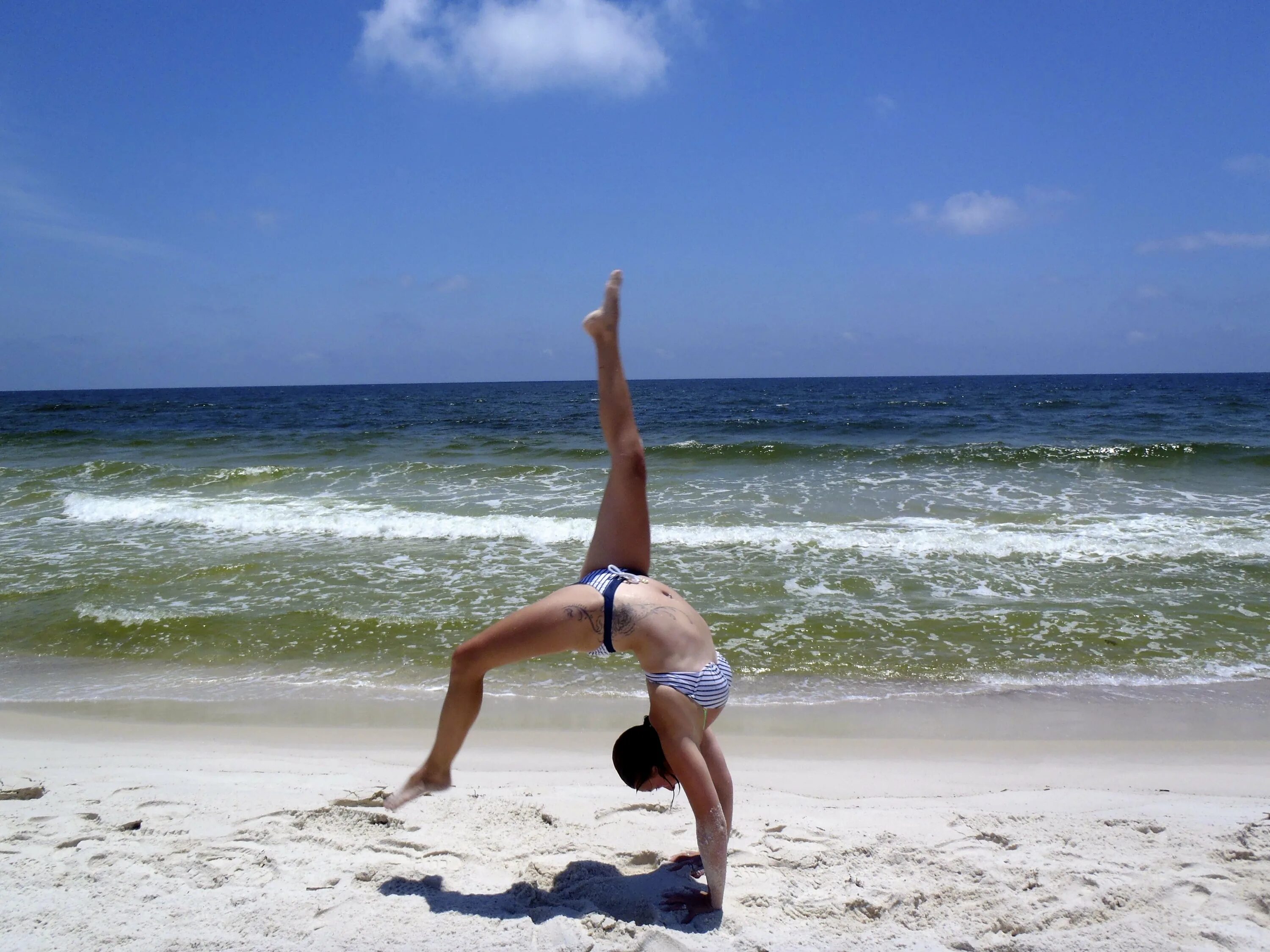 Bael monokini. в купальнике на пляже. шпагат на море. гимнастика на пляже. юные гимнастки на море.