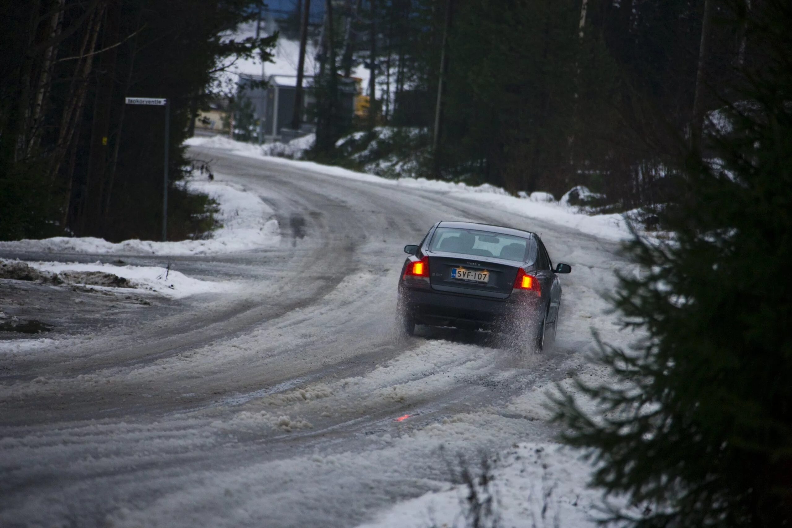 Машина в снегу. Торможение в зимний период. Торможение в зимний период. Машину занесло. Как правильно тормозить зимой.