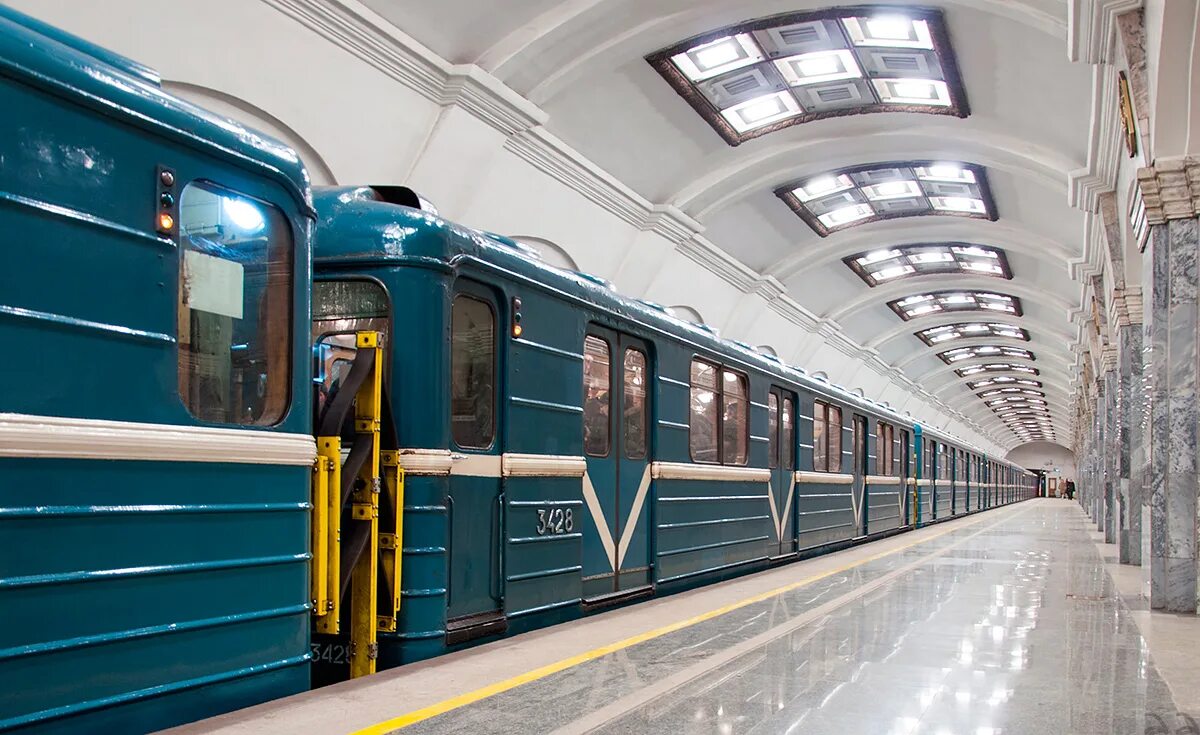 Типы метрополитена. Вагон метро типа е СПБ. Вагон а метровагон. Вагоны Московского метрополитена. Метровагон 81-715.