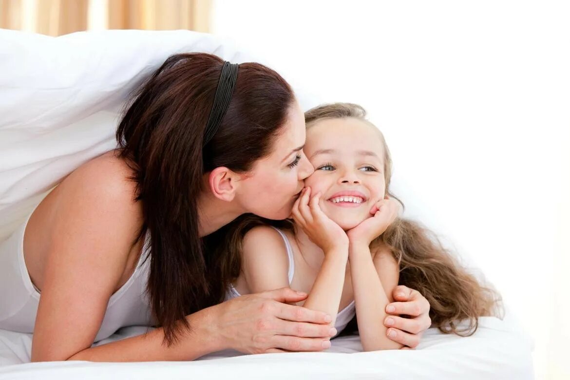 Мама целует. Мать целует дочь. Фотосессия мама целует дочку. Красивая мама с дочкой на кровати. Мама лежит дочки