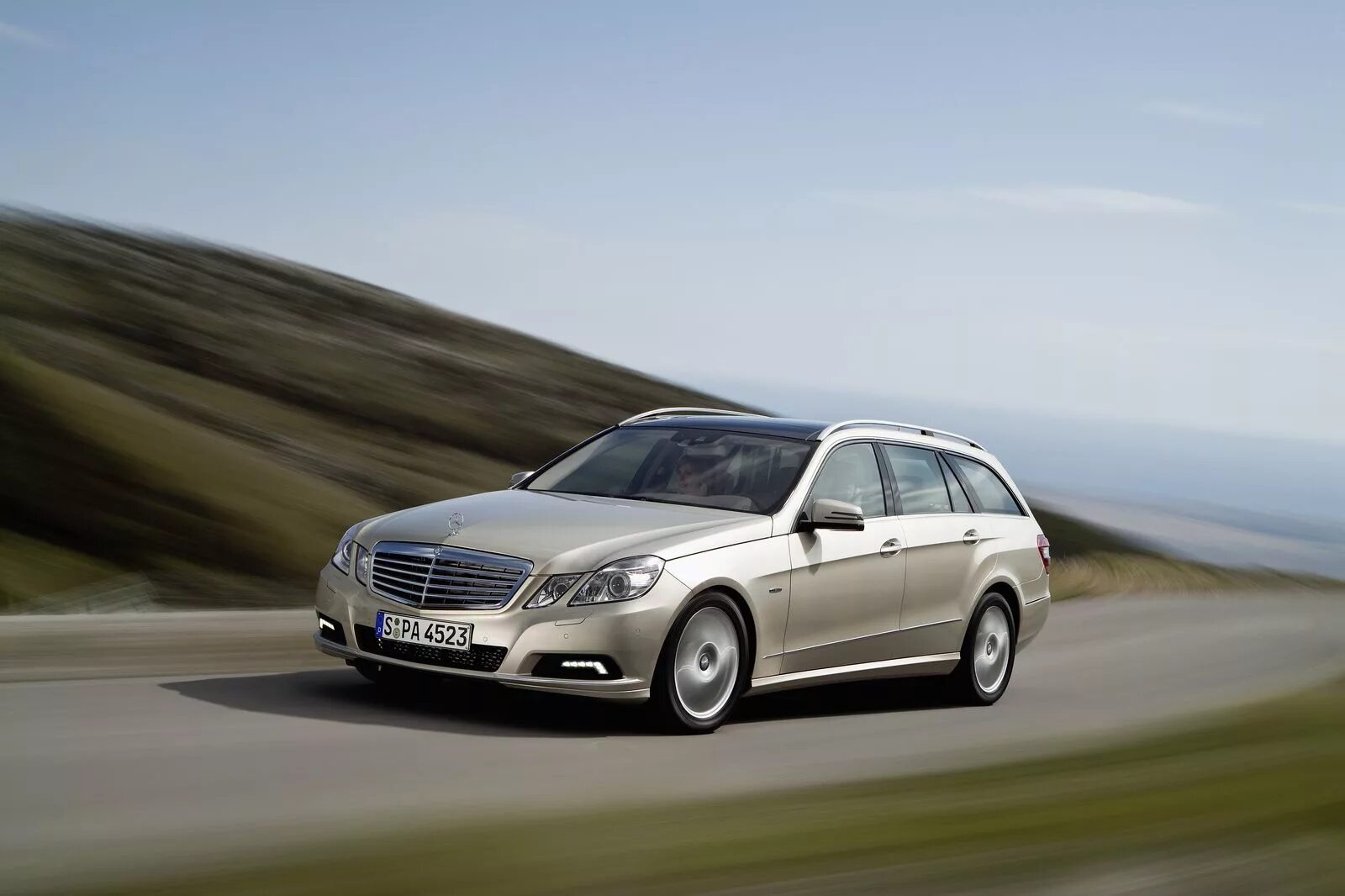 Е класс это какой. Mercedes Benz e class s212. Мерседес e220 универсал. Мерседес e class 2010. Mercedes Benz e-class 2010 универсал.