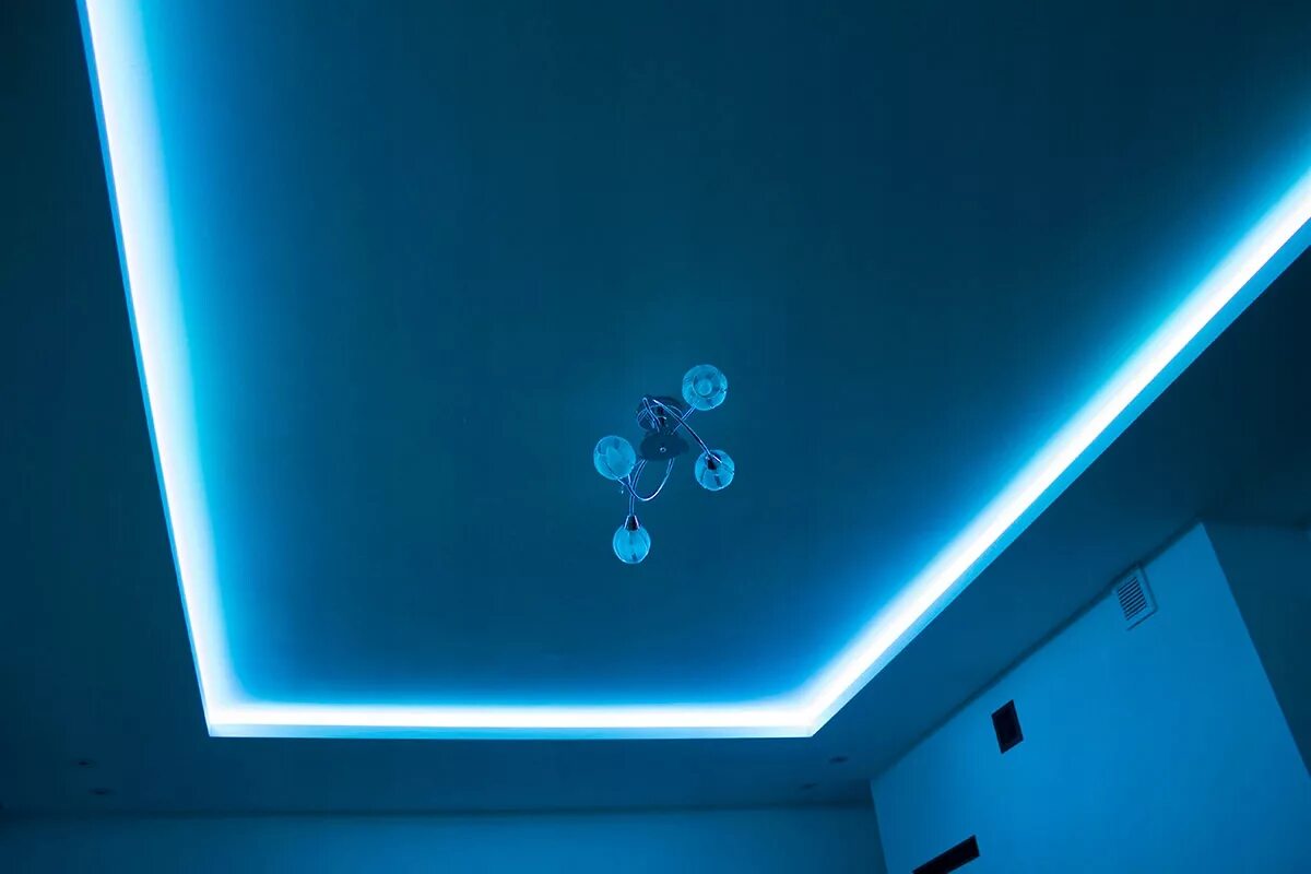 Купить потолки с подсветкой. Потолок с РГБ подсветкой натяжной RGB. Светодиодная лента 220v для натяжного потолка. Натяжной потолок с РГБ лентой. Потолки натяжные лэд с лед подсветкой.