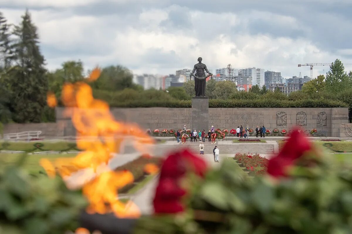 Взрыв в санкт петербурге пискаревка. Вечный огонь в Санкт-Петербурге на Пискаревском. Вечный огонь на Пискаревском кладбище. Пискарёвское мемориальное кладбище. Мемориал памяти жертв блокады Ленинграда.