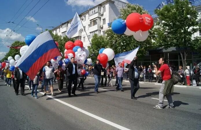 1 мая крым. Первомай в Симферополе. Праздничное шествие. Первомайская демонстрация. Празднование 1 мая.