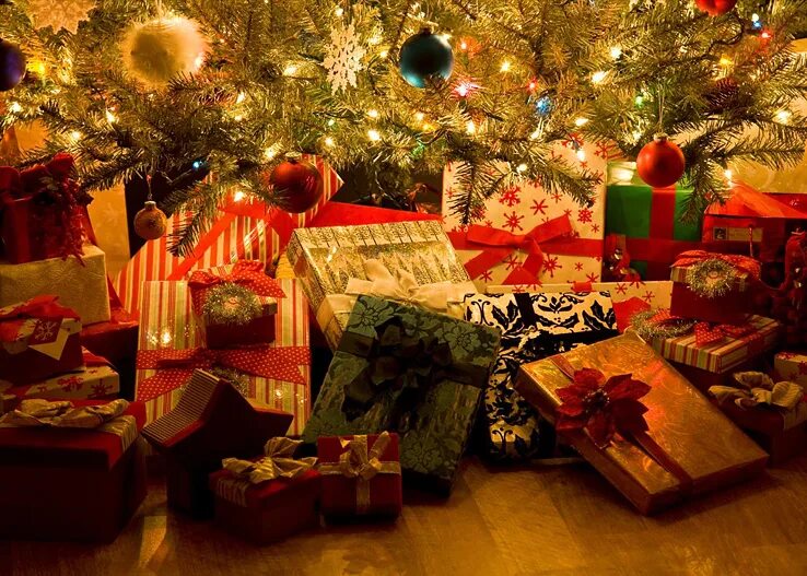 The under presents. Подарки под ёлкой. Новогодняя елка с подарками. Подарок на новый год с елкой. Рождественские подарки.