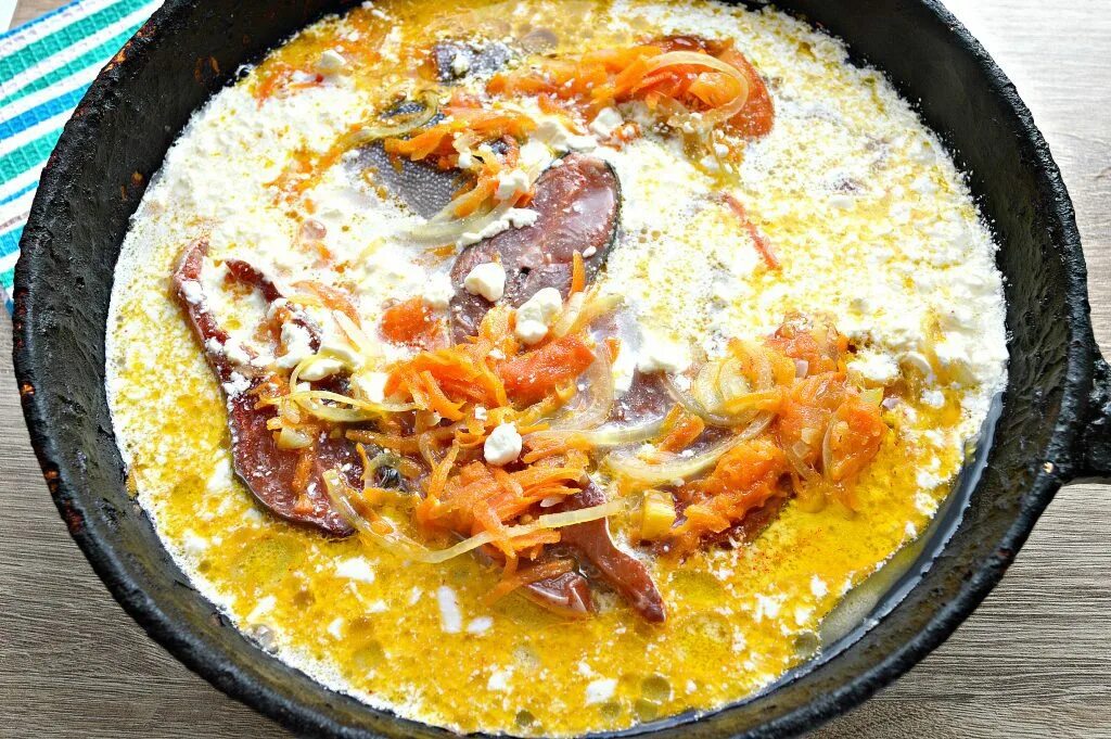 Горбуша в мультиварке с овощами. Горбуша тушеная с морковью и луком а сметане. Горбуша тушеная. Горбуша с луком и морковью на сковороде. Рыба с фасолью в томатном соусе.