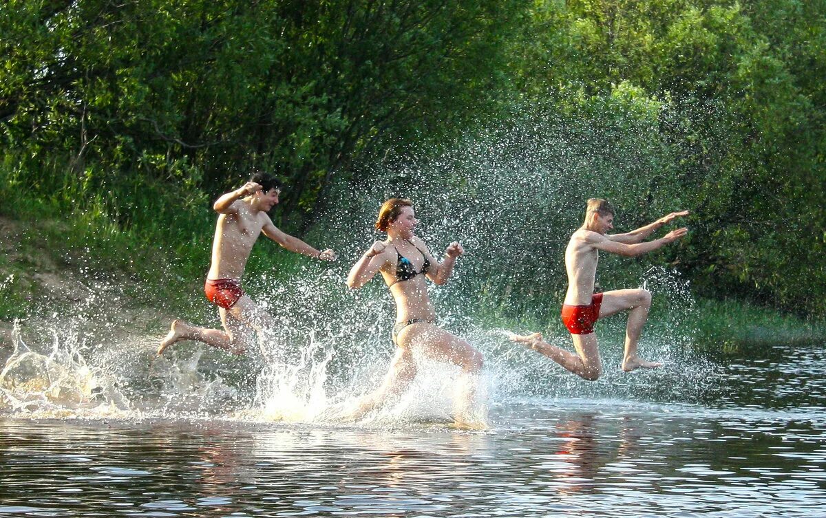 Купаются люди в реке. Люди купаются на речке. Купаемся на речке. Летом на речке. Купаться в озере.