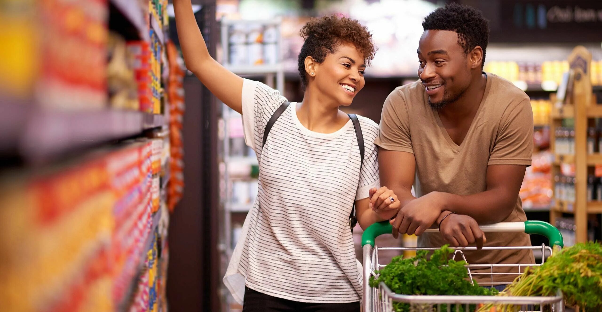 Go shopping to a supermarket. Супермаркет. Люди в супермаркете. Семья в супермаркете. Супермаркет фото.