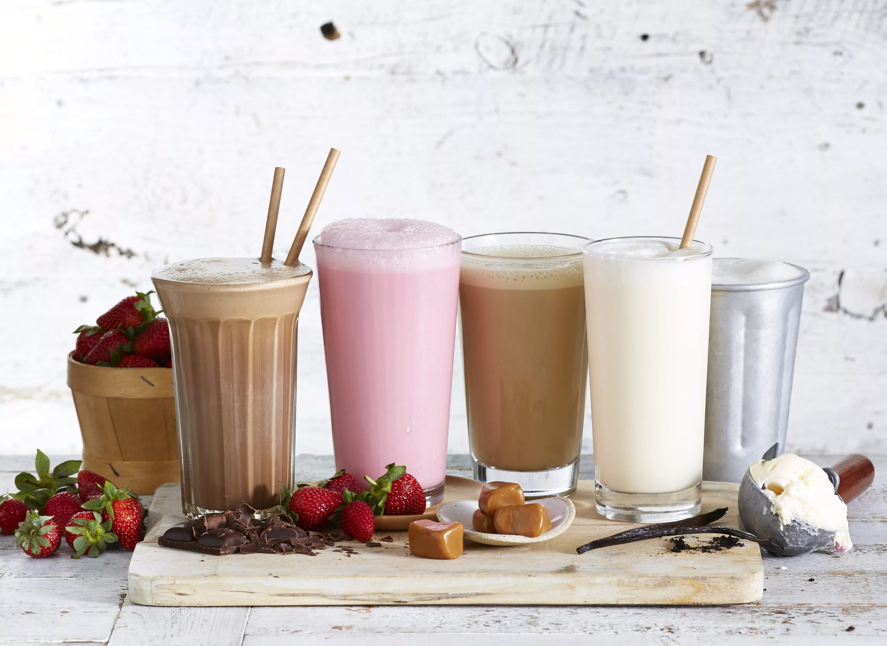 Milky shake. Фраппе сникерс. Милк шейк коктейль ванильный. Милк шейк коктейль шоколадный. Милк шейк коктейль.